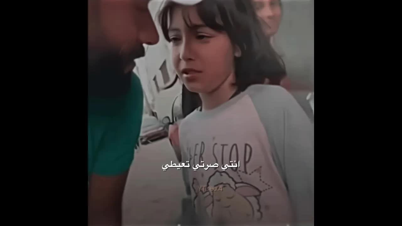 بكت لأنها رأت شخص يشبه والدها