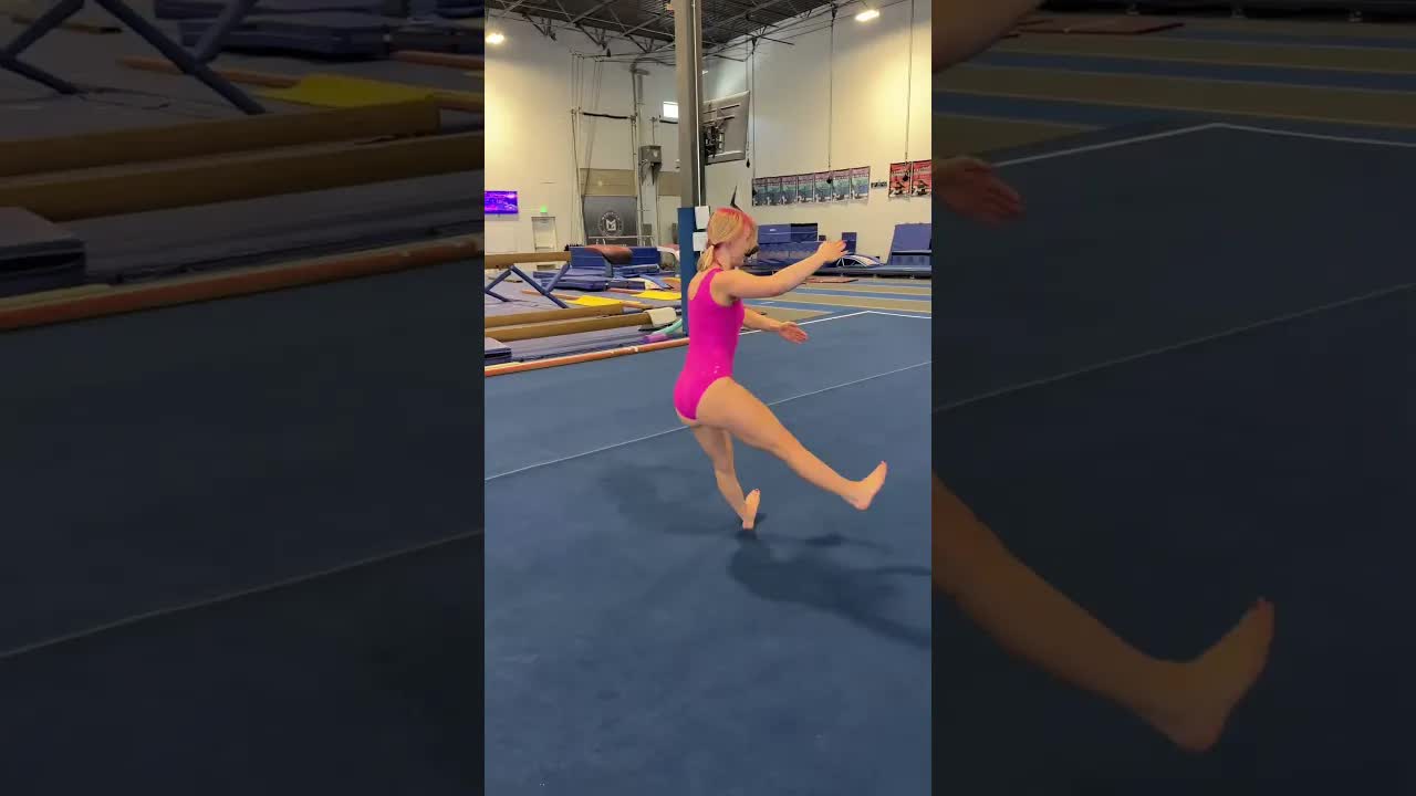 Gymnastka se pohybuje jako panenka
