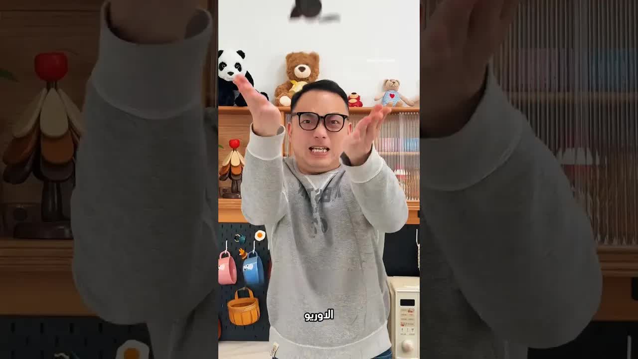 رجل يصنع كيك شوكولاتة بالخطأ
