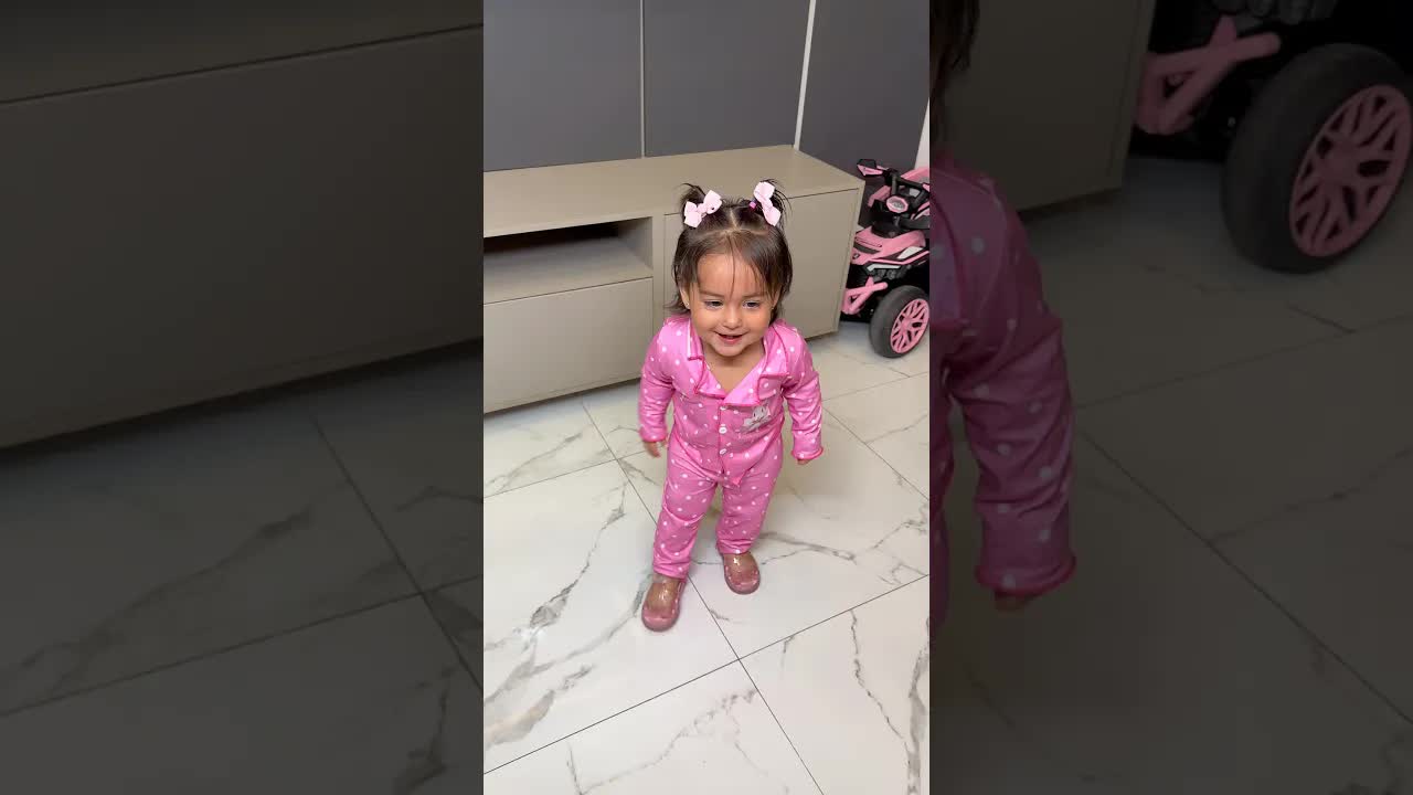 Lo que hace la bebé cuando no miran