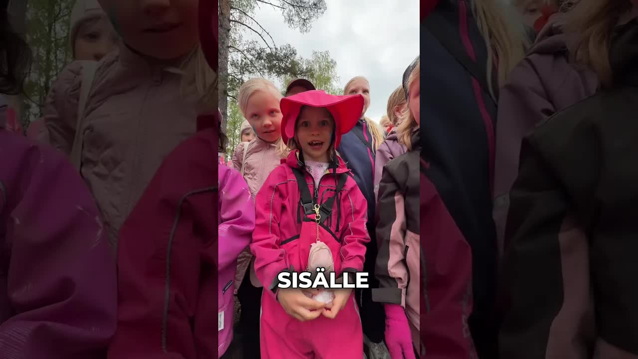 Tytöt kiusaa ja leikkiminen puistossa