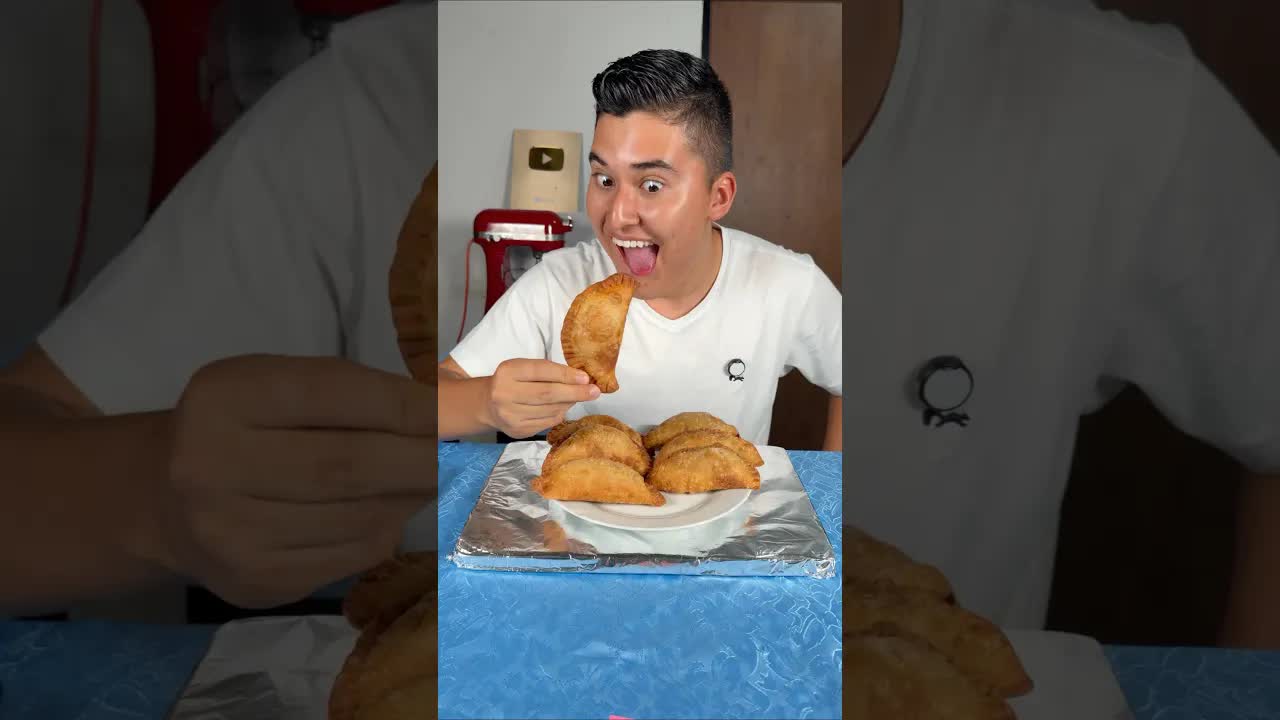 La familia prepara empanadas y ve una película