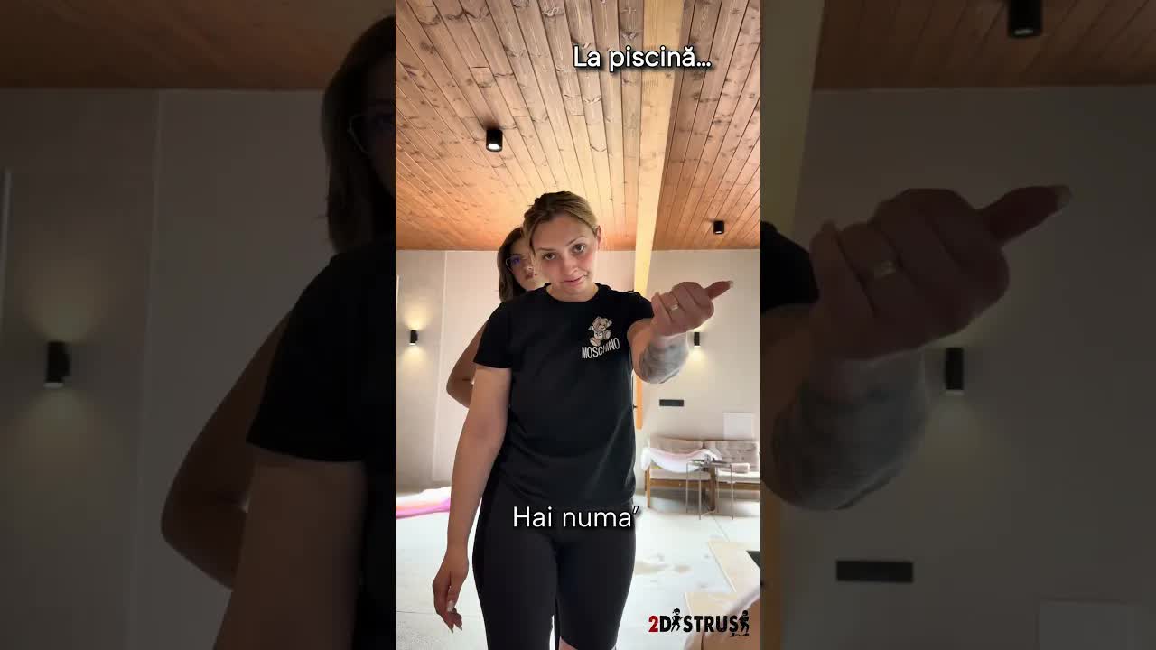 Mama cearta copilul la piscina pentru ca sare si arunca apa