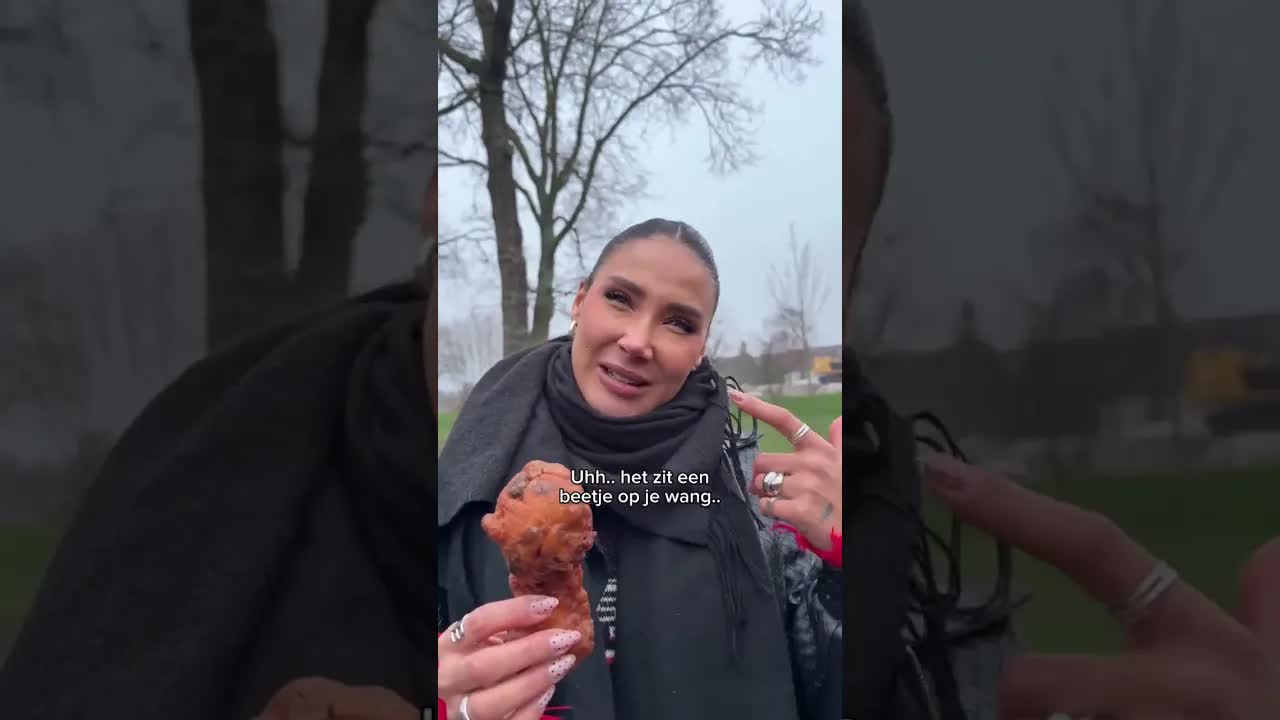 Amber krijgt poedersuiker op haar gezicht