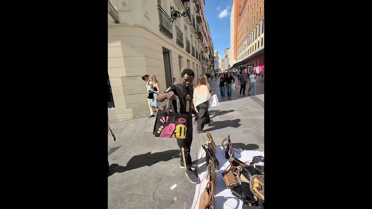 Artista callejero pinta bolso gratis en la ciudad