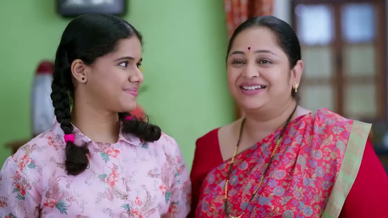 Courier Delivery aur Gift Surprise Scene