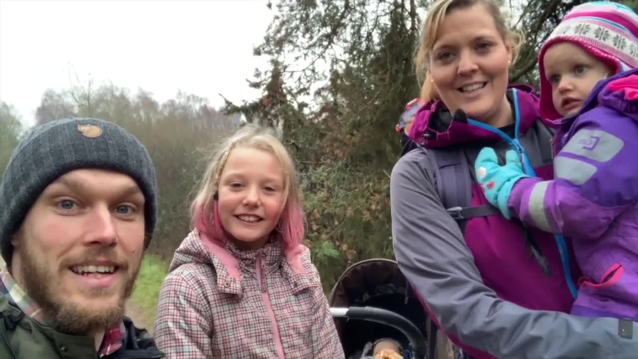 Familjen bakar pepparkakor i skogen