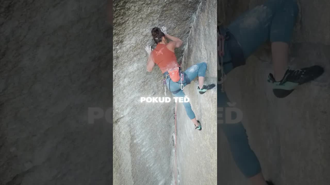 Žena bojuje o přežití při lezení na skále