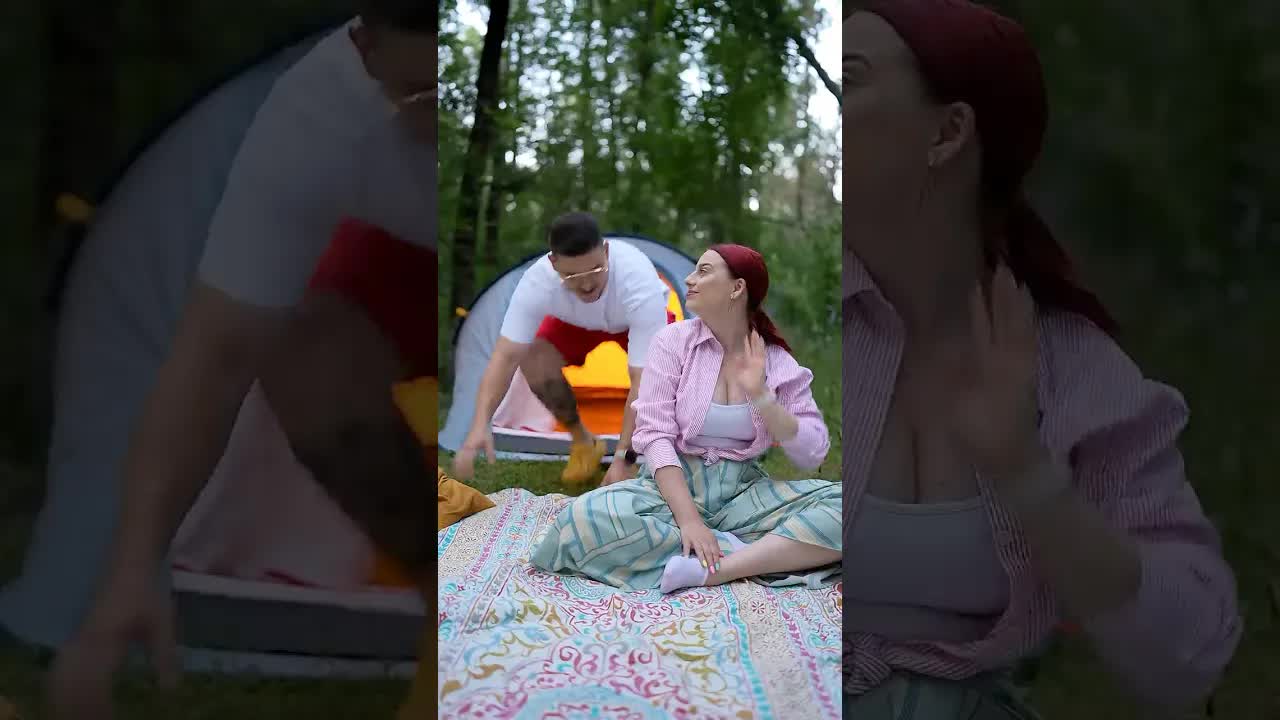 când prietenul intră în cort cu voi