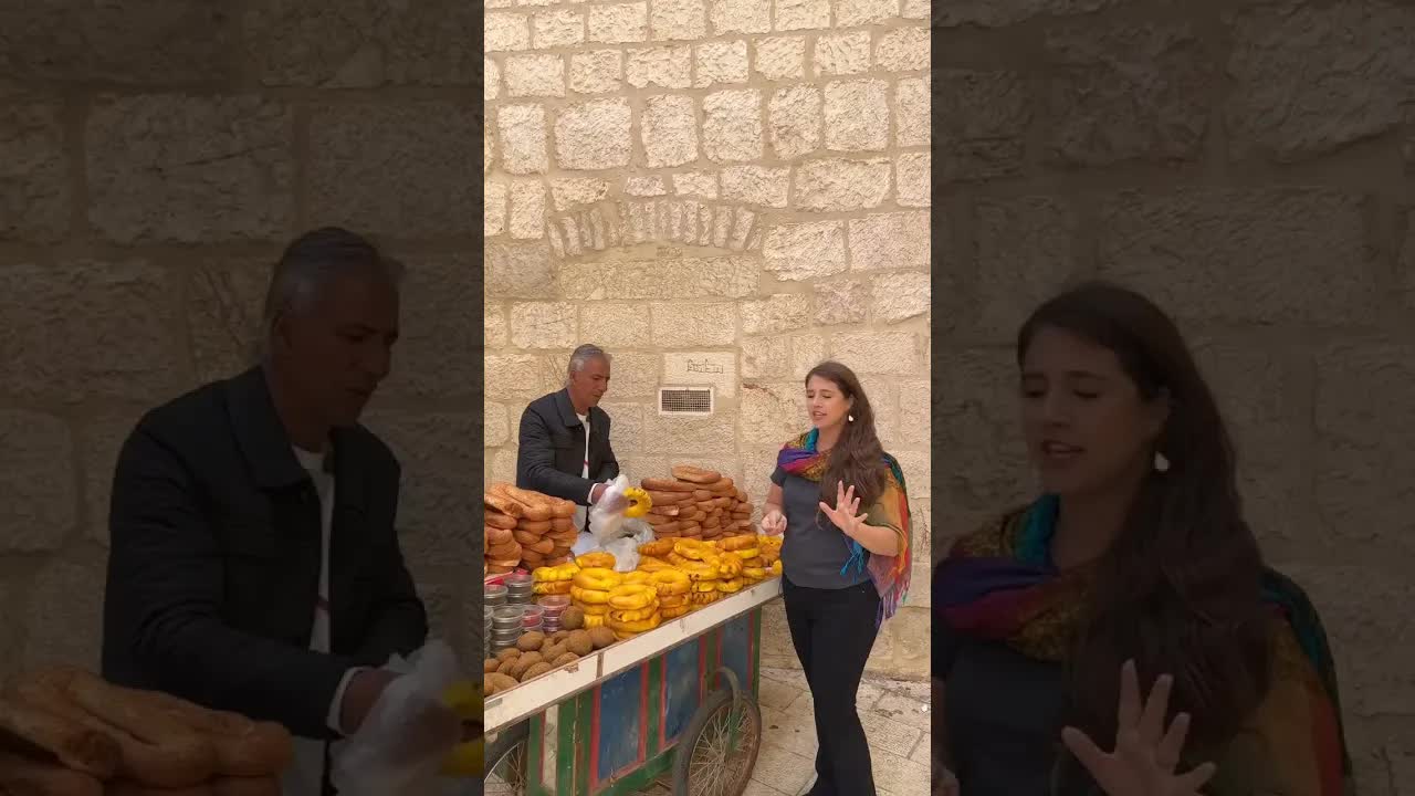 Provando o pão típico de Jerusalém