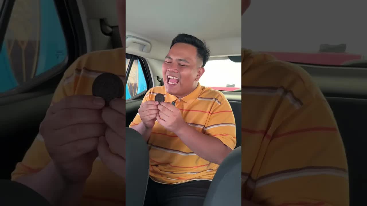 Anak Baik Berbagi Oreo dengan Ayah