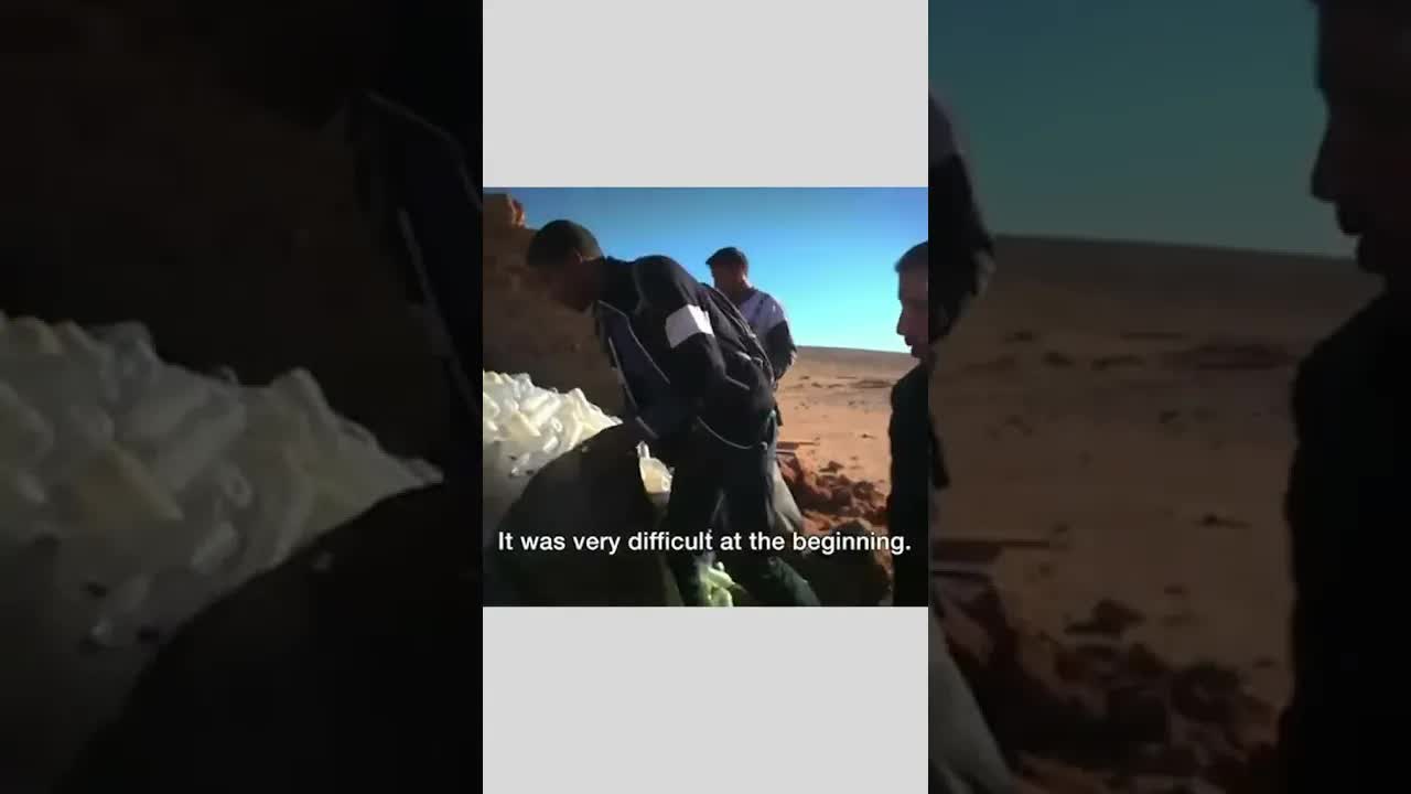 بناء منزل من قوارير بلاستيكية في مخيمات تيندوف
