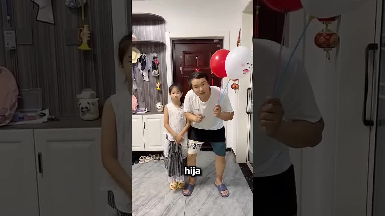 Una niña quiere un globo pero no tiene dinero
