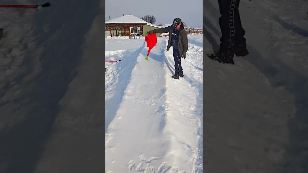 أب يصنع منزلق جليديًا لأطفاله