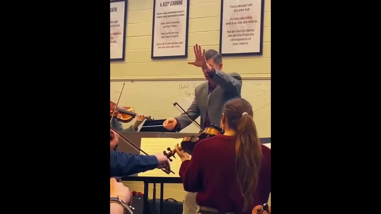 Músicos surpreendem maestro em seu aniversário
