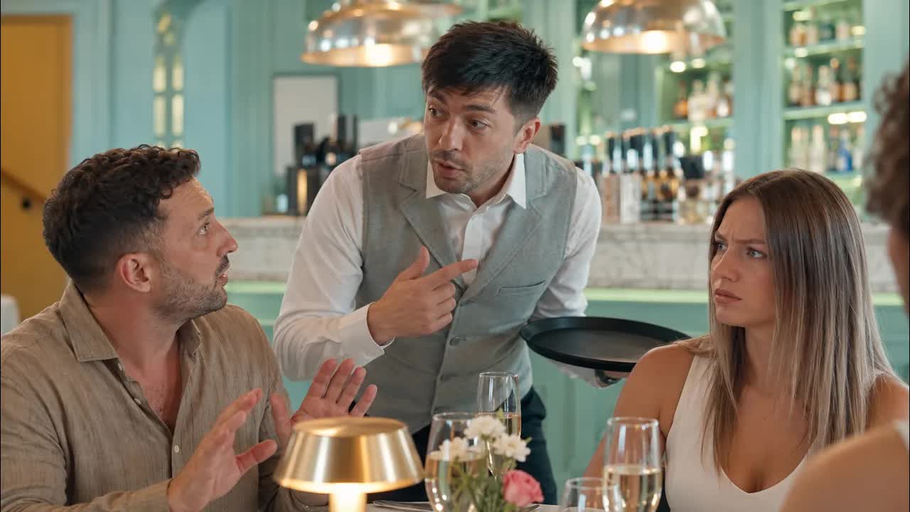 Kelnerul corectează clientul despre literatură și film