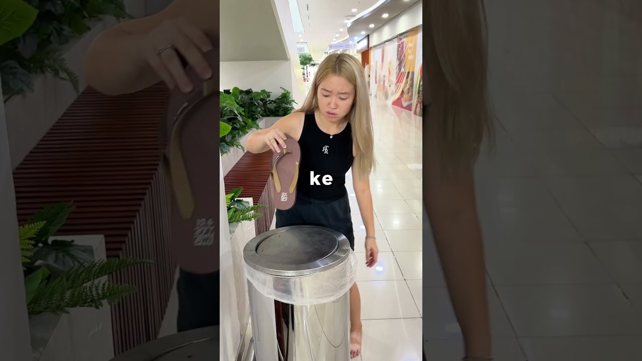 Ibu dan Mary Membeli Sandal Baru