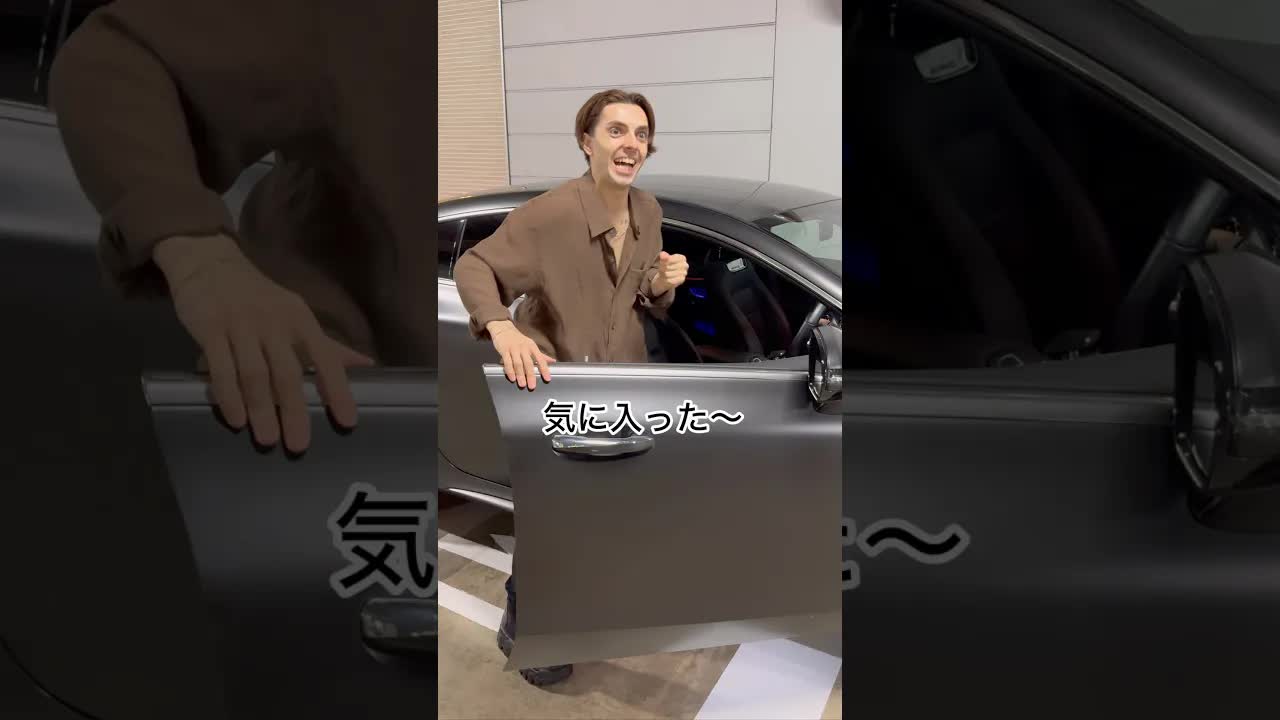 高級車販売店でのコミカルな交渉劇