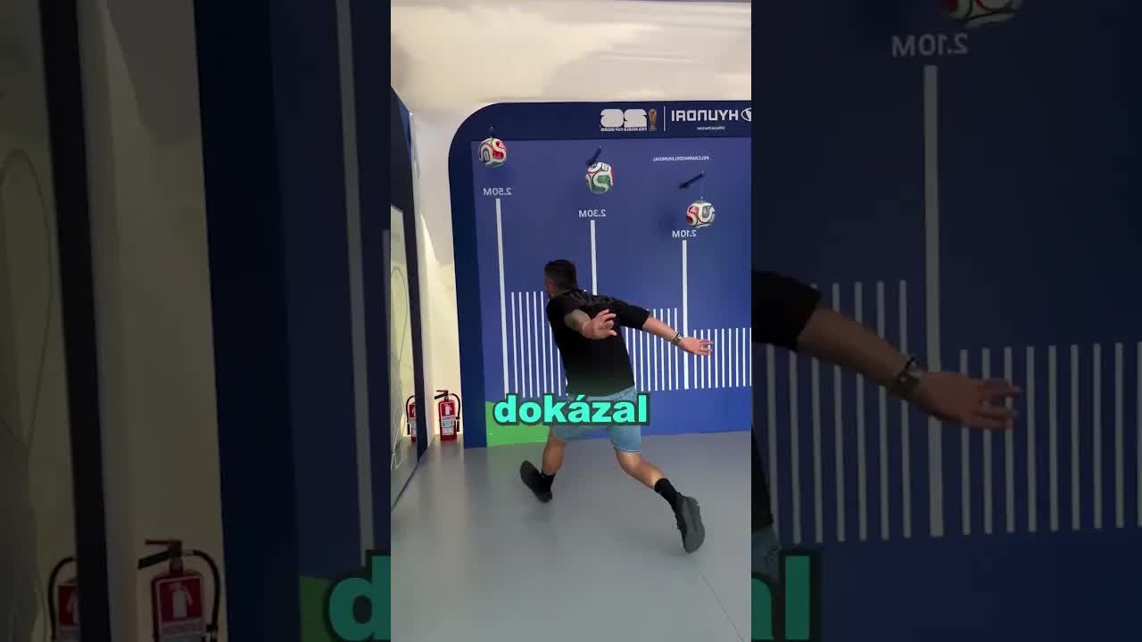 Chlapec se snaží trefit vysoký míč hlavou