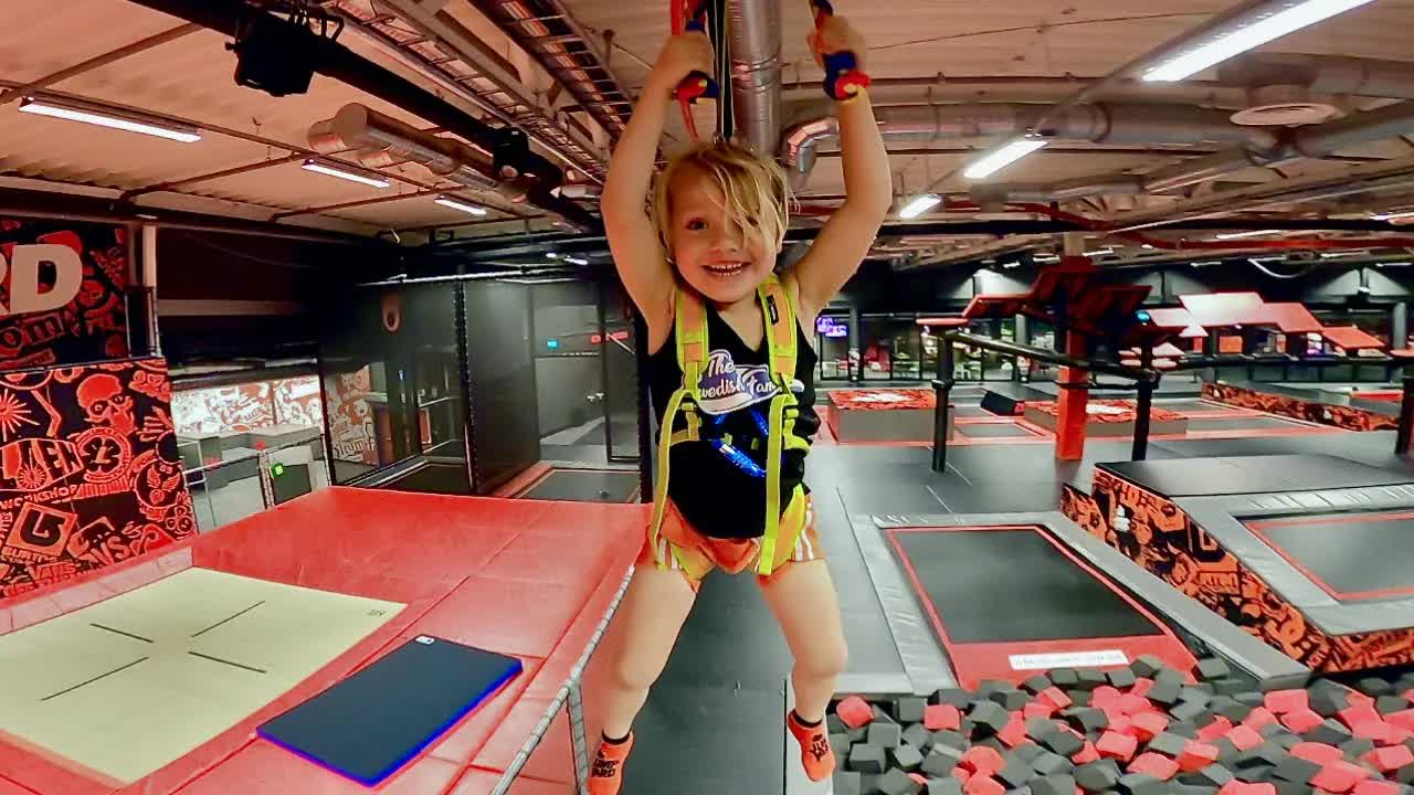 Familjen utforskar JumpYard trampolinpark