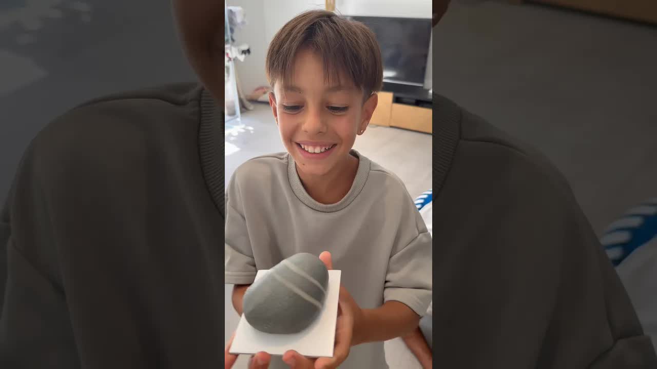 Un nouveau sourire pour Angelo après sa dent cassée