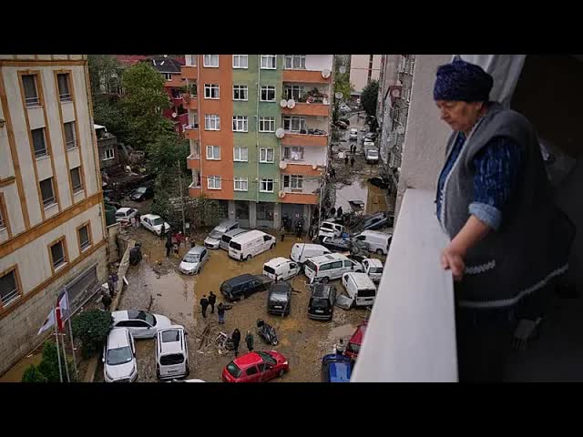 Inundaciones mortales cerca de Estambul por lluvia histórica