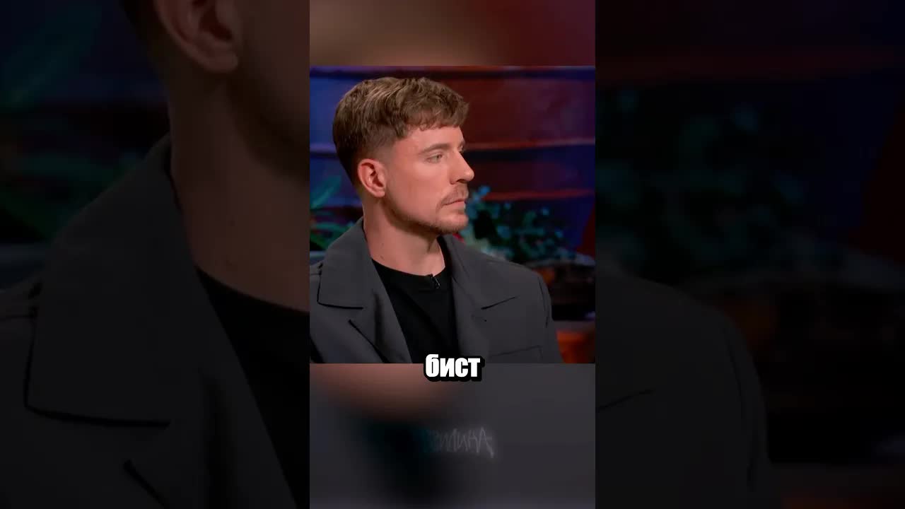 Джимми О. Ян помогает рабочему в шоу Shark Tank