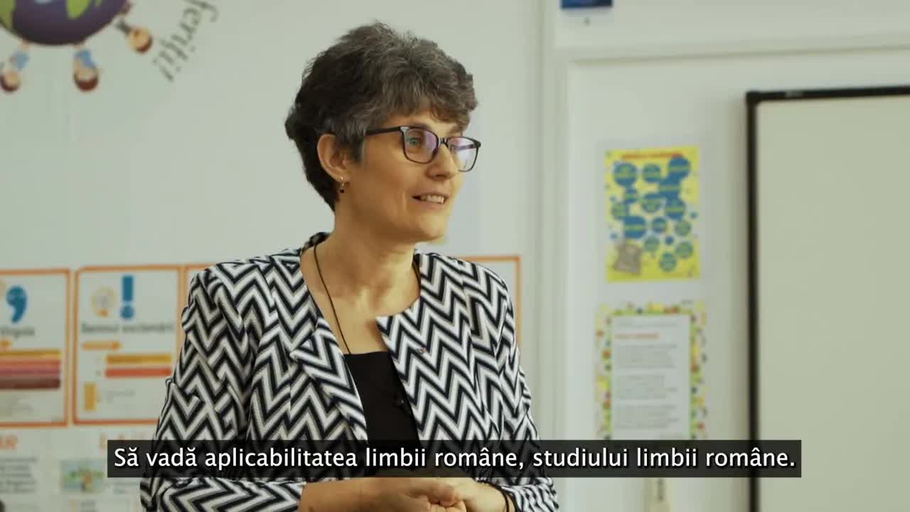 Învățătoarea care citește povesti copiilor seara