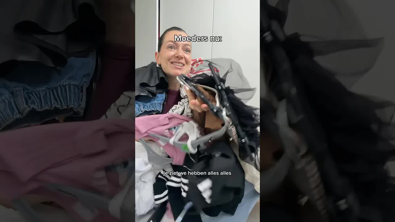 Moeder en dochter kiezen kleding samen