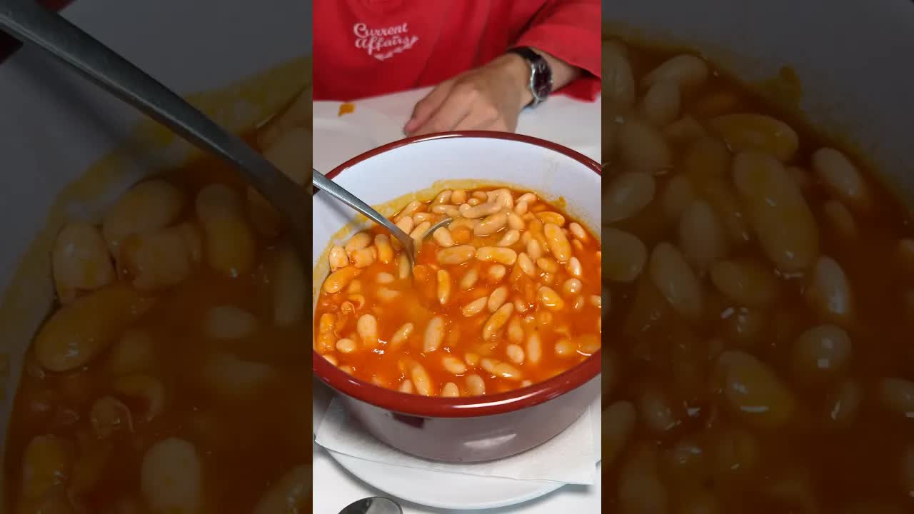 Probando menú de 7 platos en restaurante asturiano