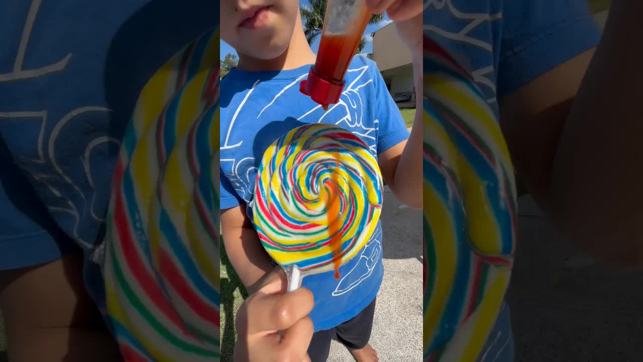 Edu o Pimentinha dá pirulito para Dimily