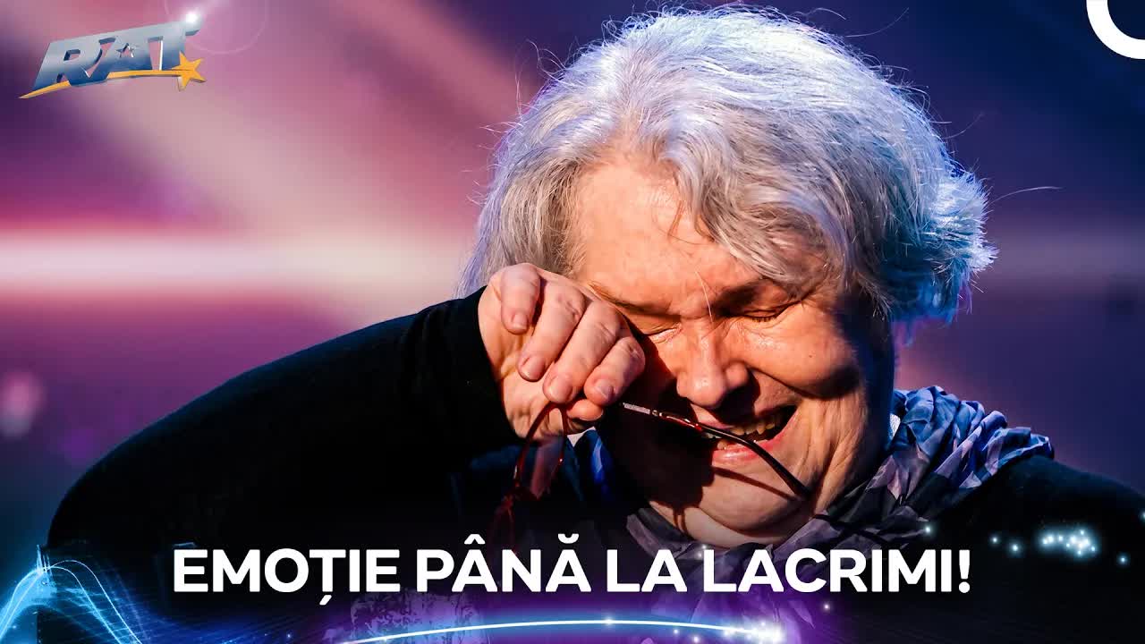 Mama Velio cântă pe scenă și emoționează juriul