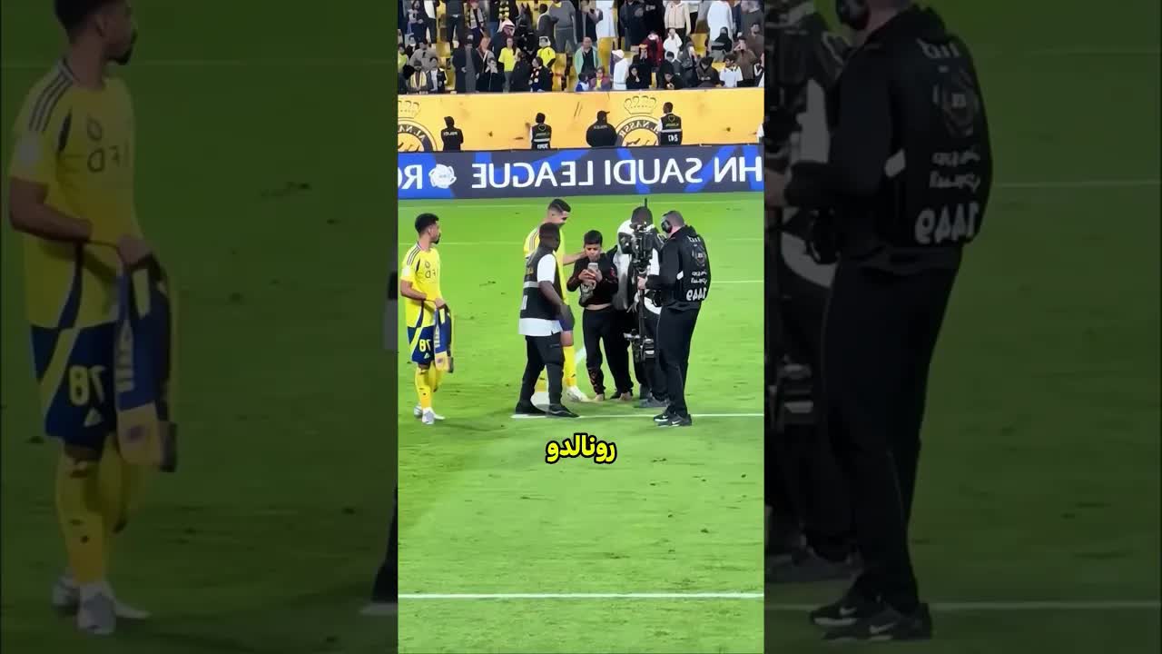 رونالدو يحتضن صبيًا بعد تحطم هاتفه