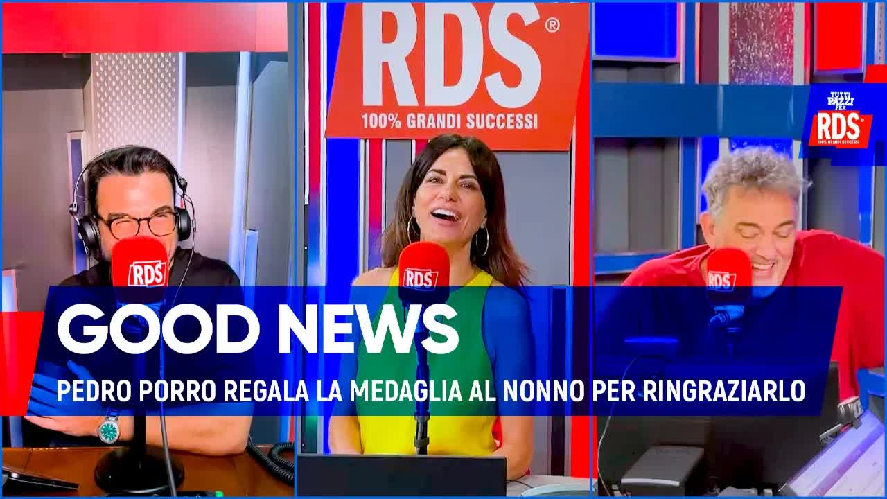Pedro Porro dona la medaglia al nonno