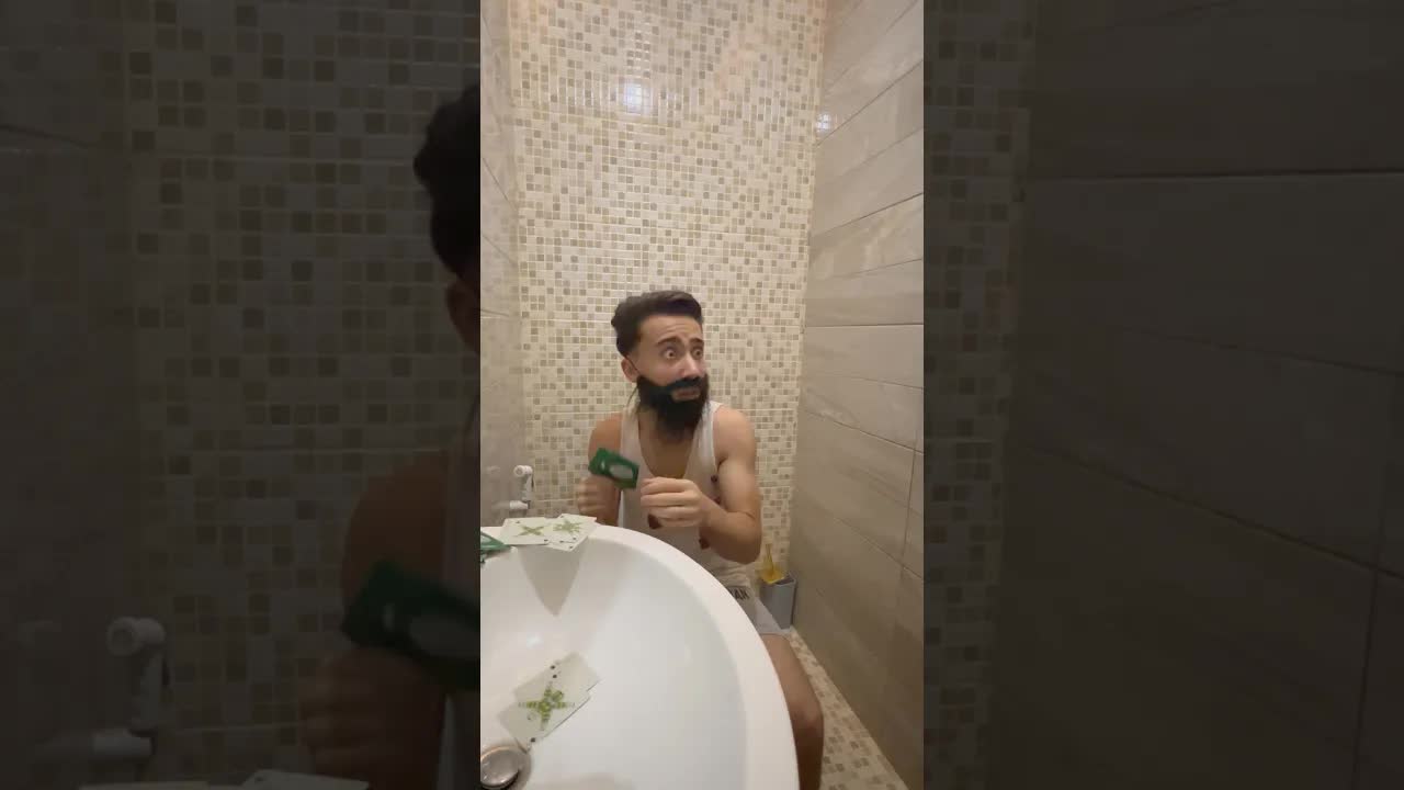 أمي لما يجيها ضيوف وأنا بالحمام