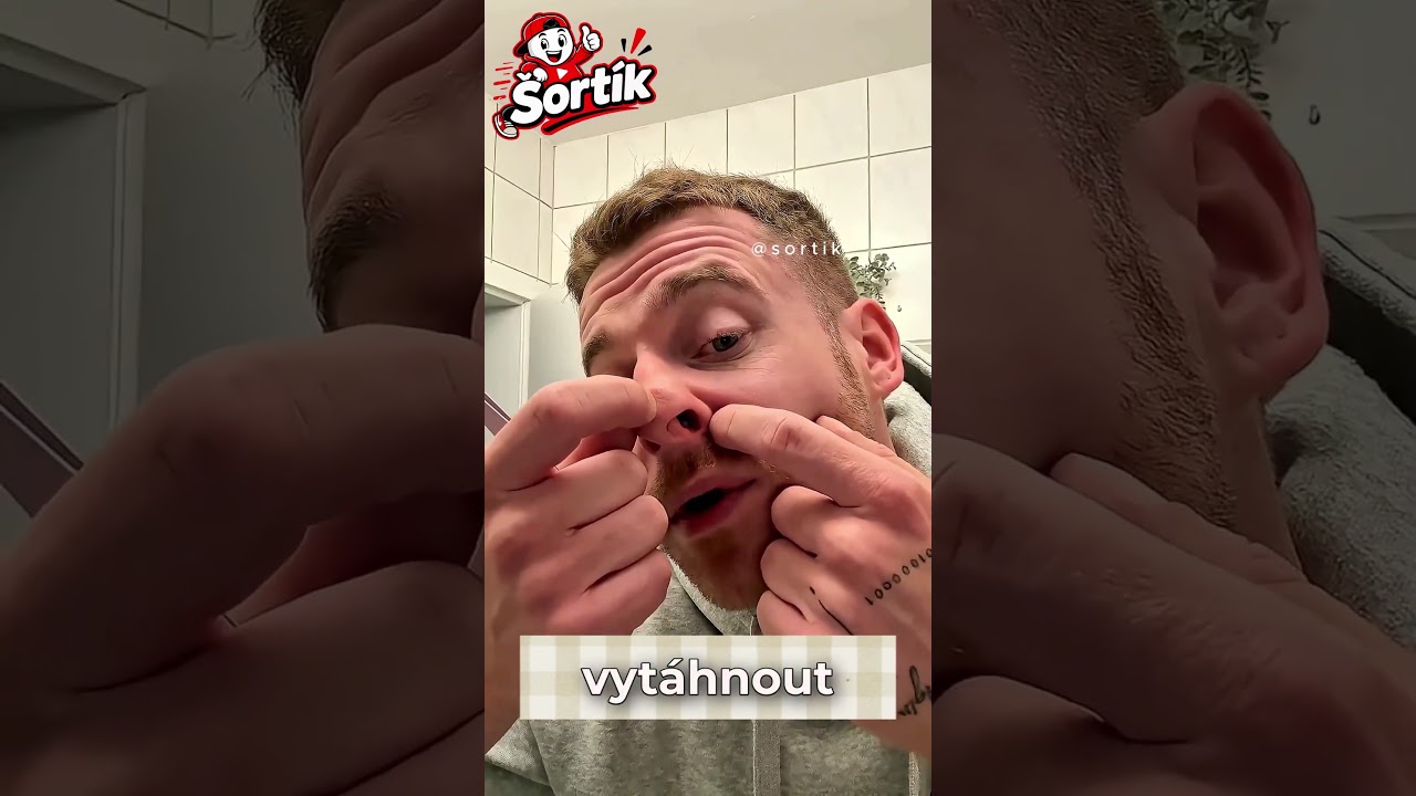 Chlapec s vatou v nose a koťátko