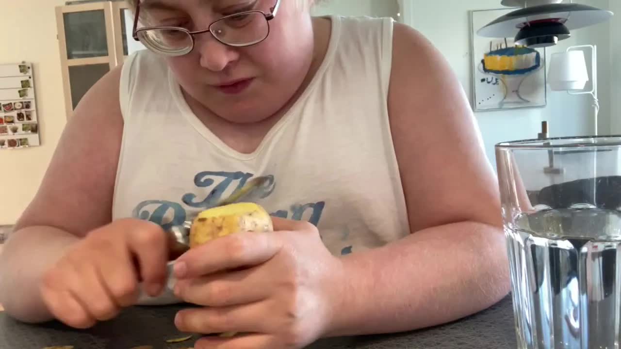 Laga mat och äta fiskpinnar