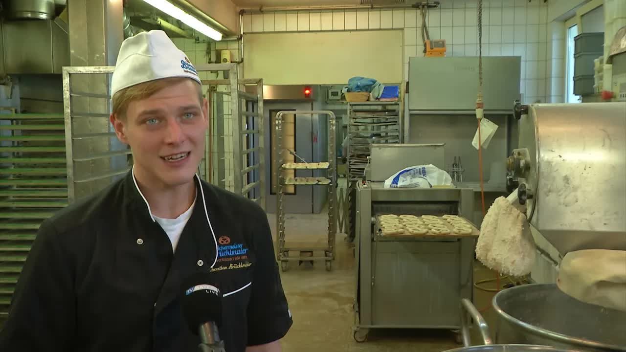 Bäckergeselle Arthur mit Behinderung im Arbeitsalltag