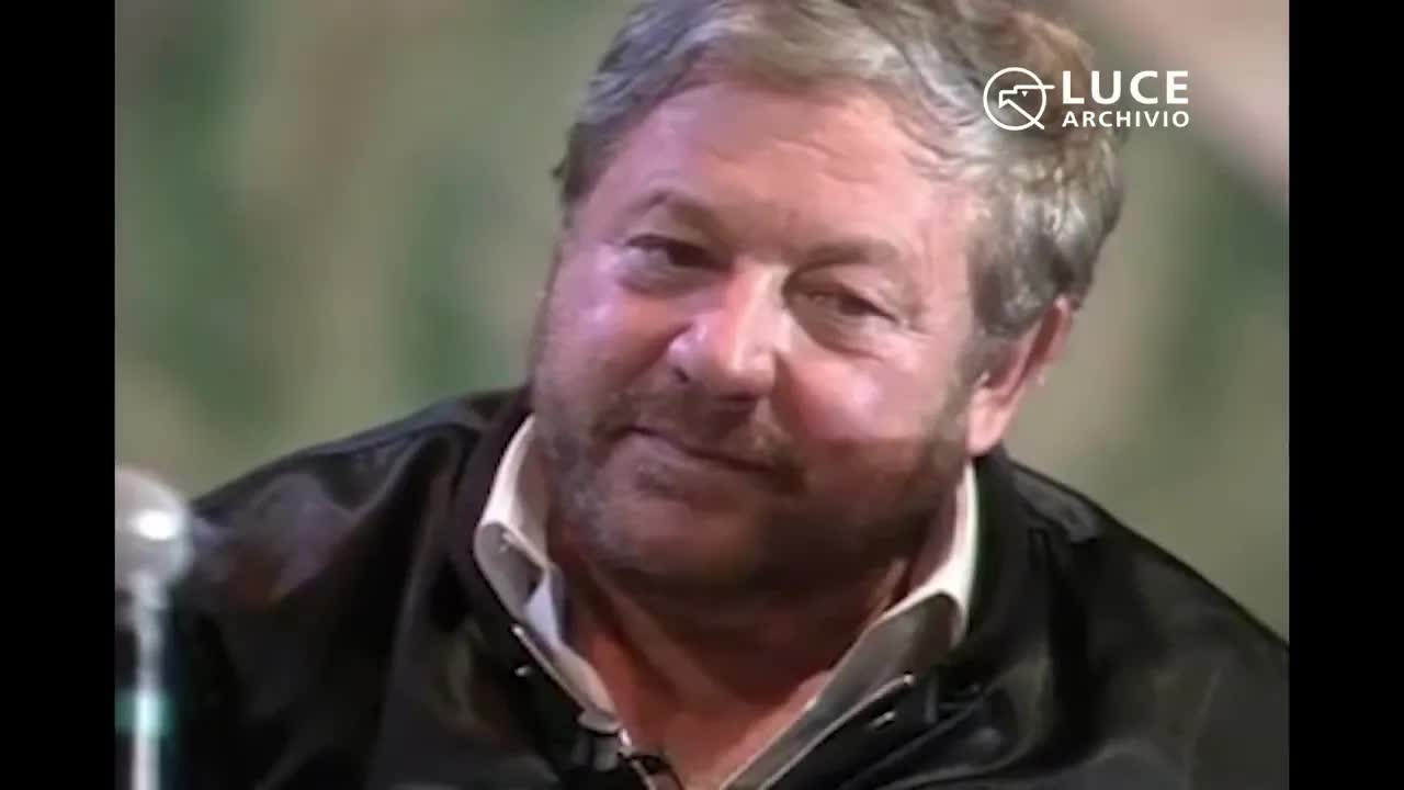Paolo Villaggio parla di Fantozzi e critica letterarie