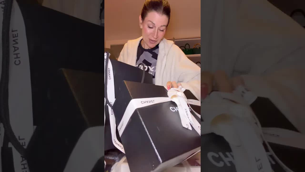 Découverte d'une cachette secrète dans des chaussures Chanel