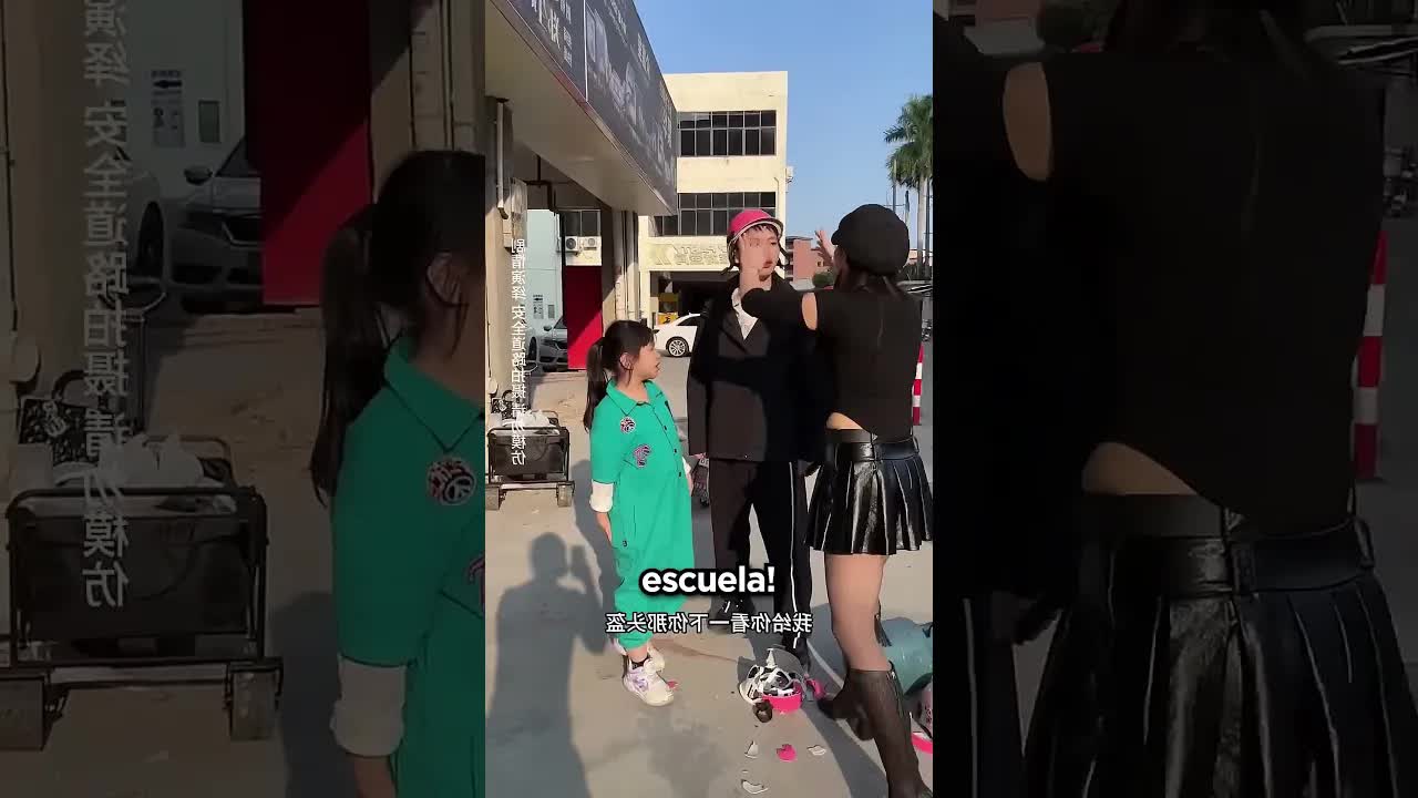 Ella robó el casco y el papá reaccionó