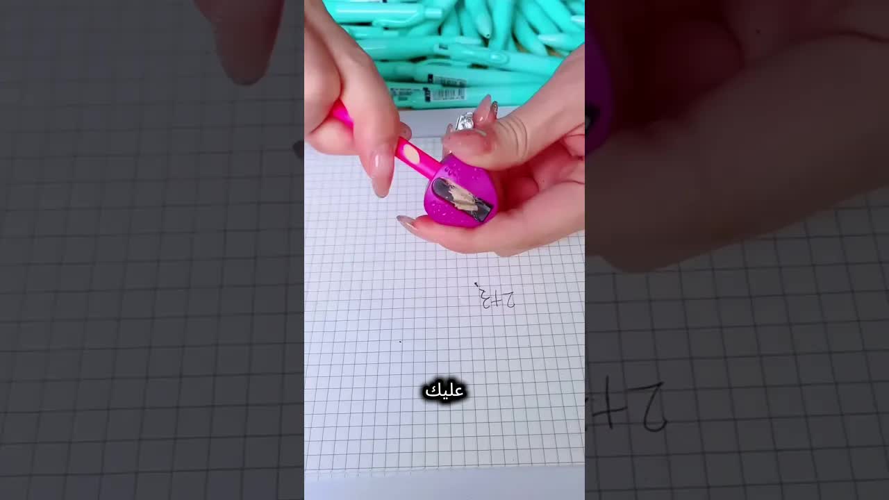 أم تعطي ابنتها قلما سحريا في المدرسة