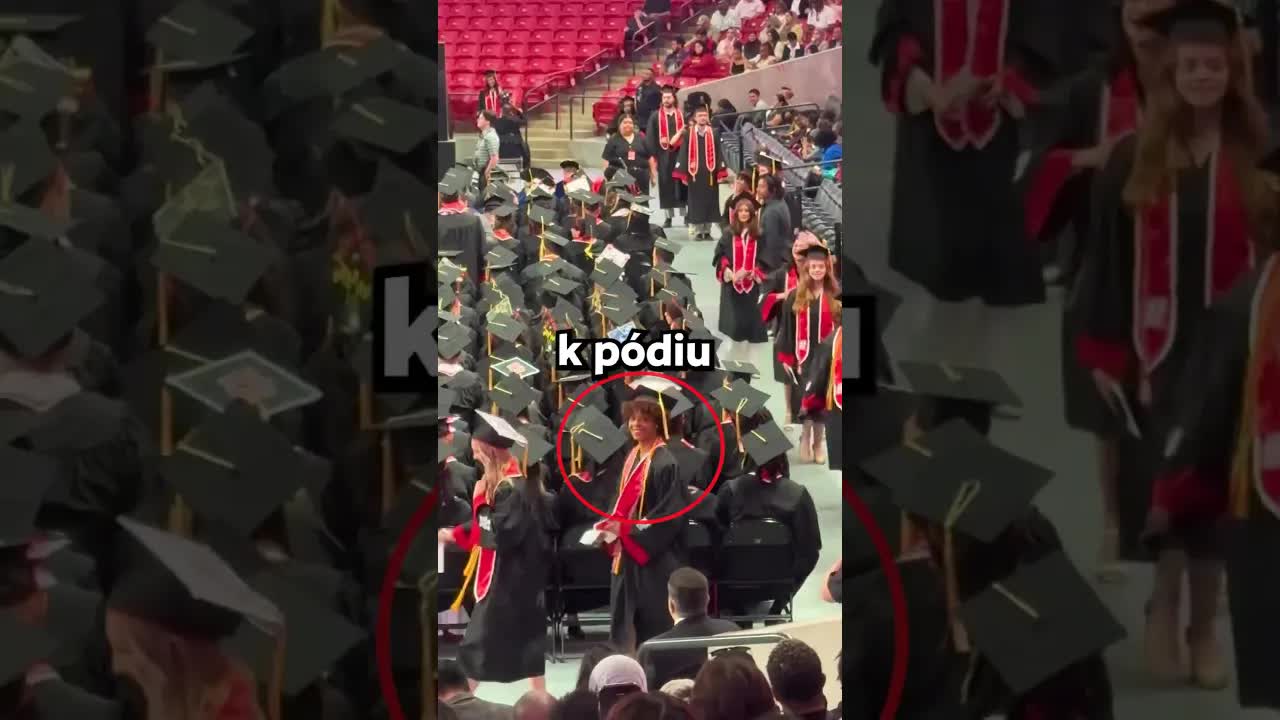 Emoční okamžik matky na promoci dcery