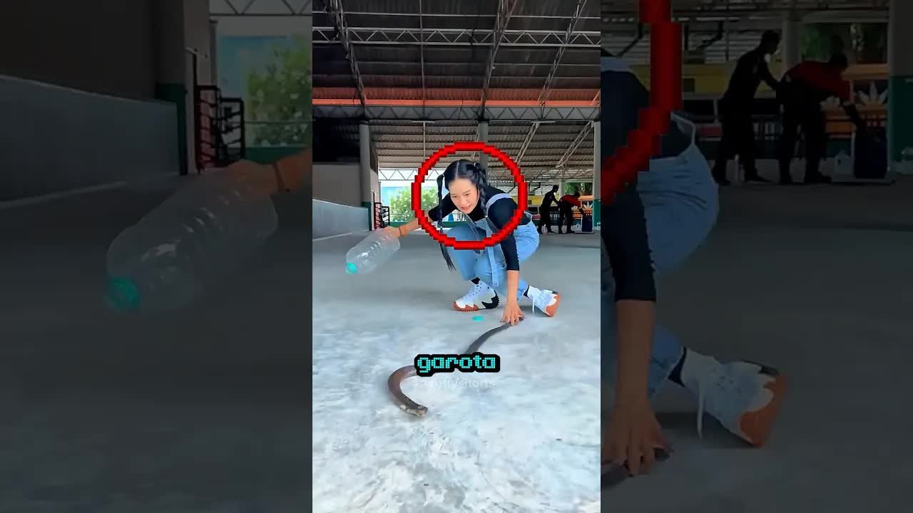 Ela pegou uma cobra com uma garrafa