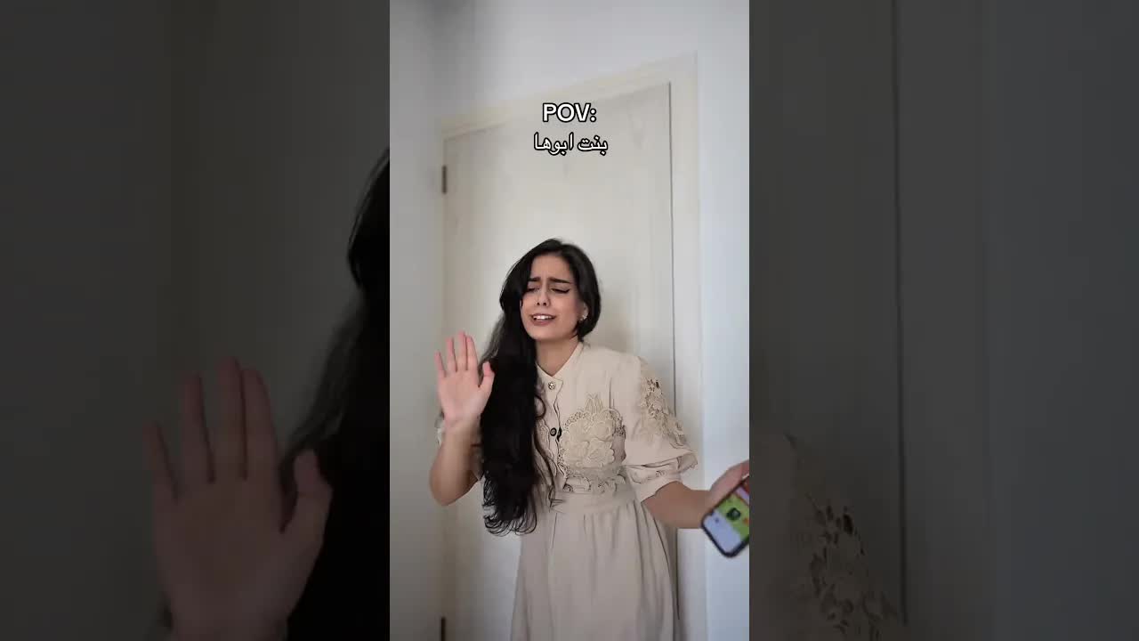 بنت تساعد أبوها يستغل عروض الصيف والخصومات