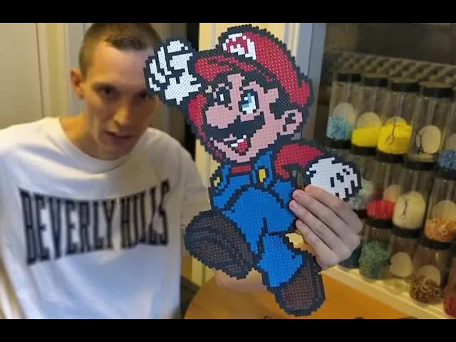 Att bygga en jättestor Super Mario i pärlplaster