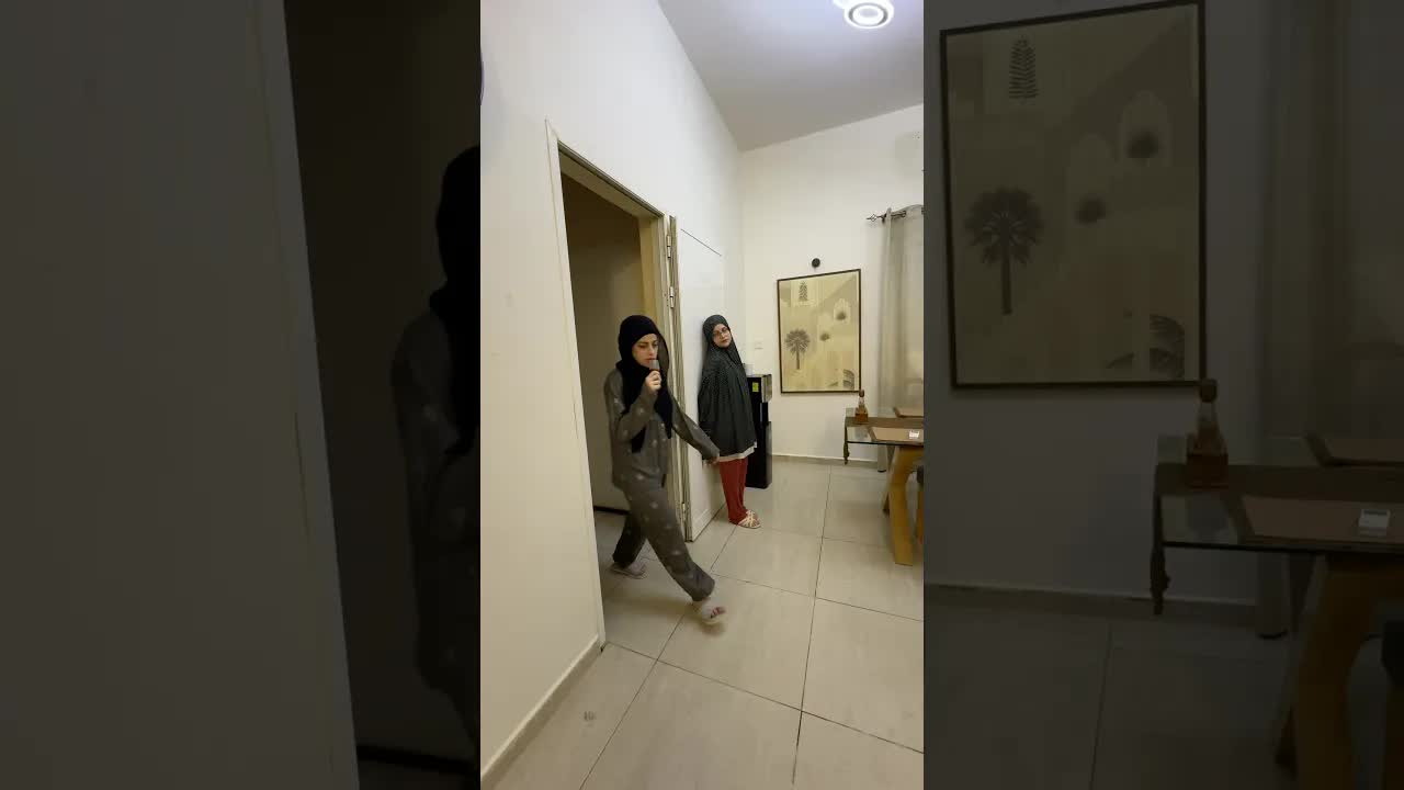 مقلب مضحك من بنت لتخويف باباها