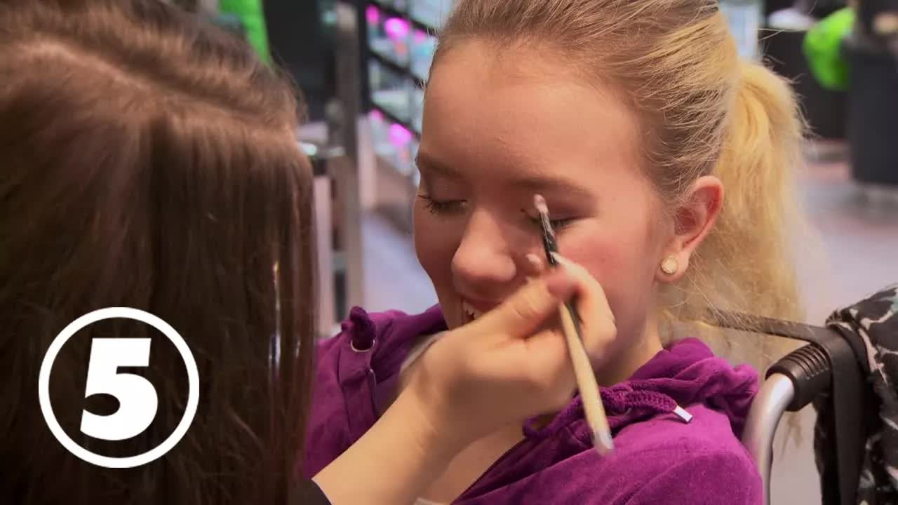 Cornelia får proffsmakeup av sina bästa vänner