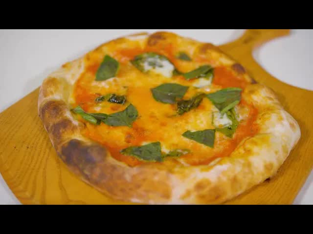 Ropogós pizza készítése otthon