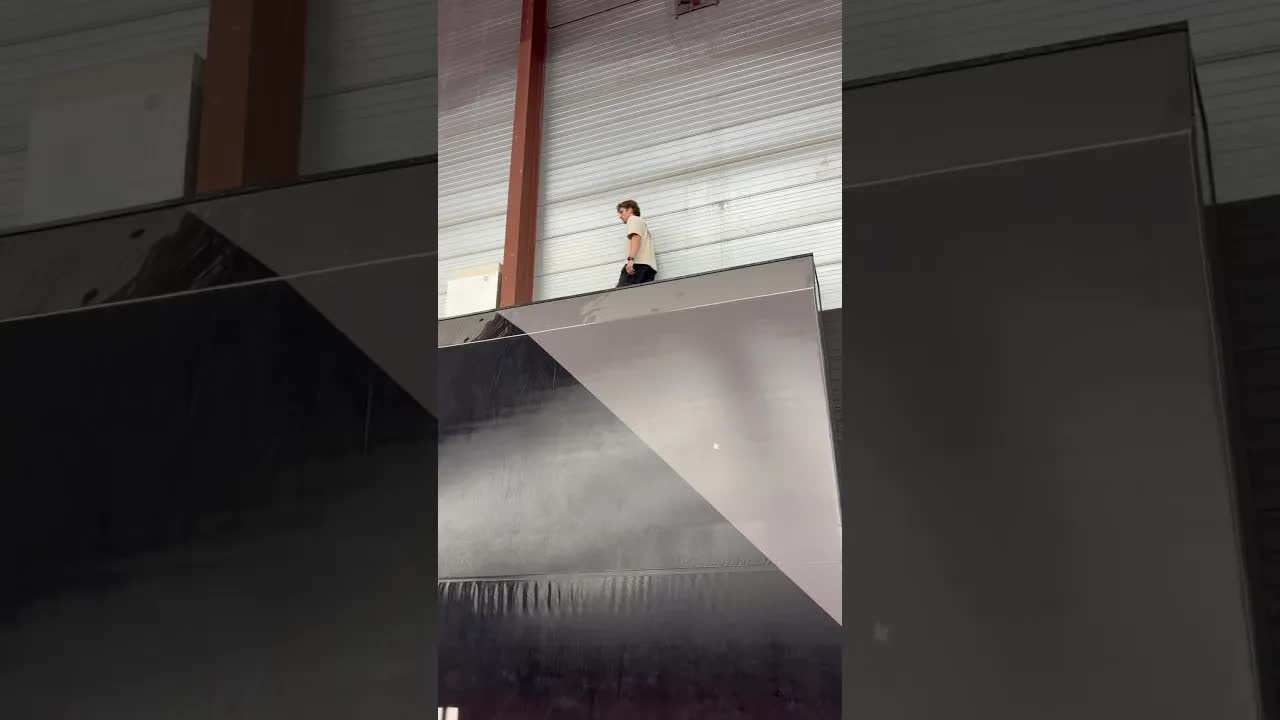 Iemand zit vast op een muur in een trampolinepark